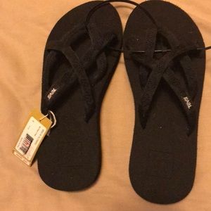 Teva Olowahu size 6 black sandals